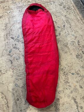 Marmot Sorcerer Jr Sleeping Bag. Pre-owned Red